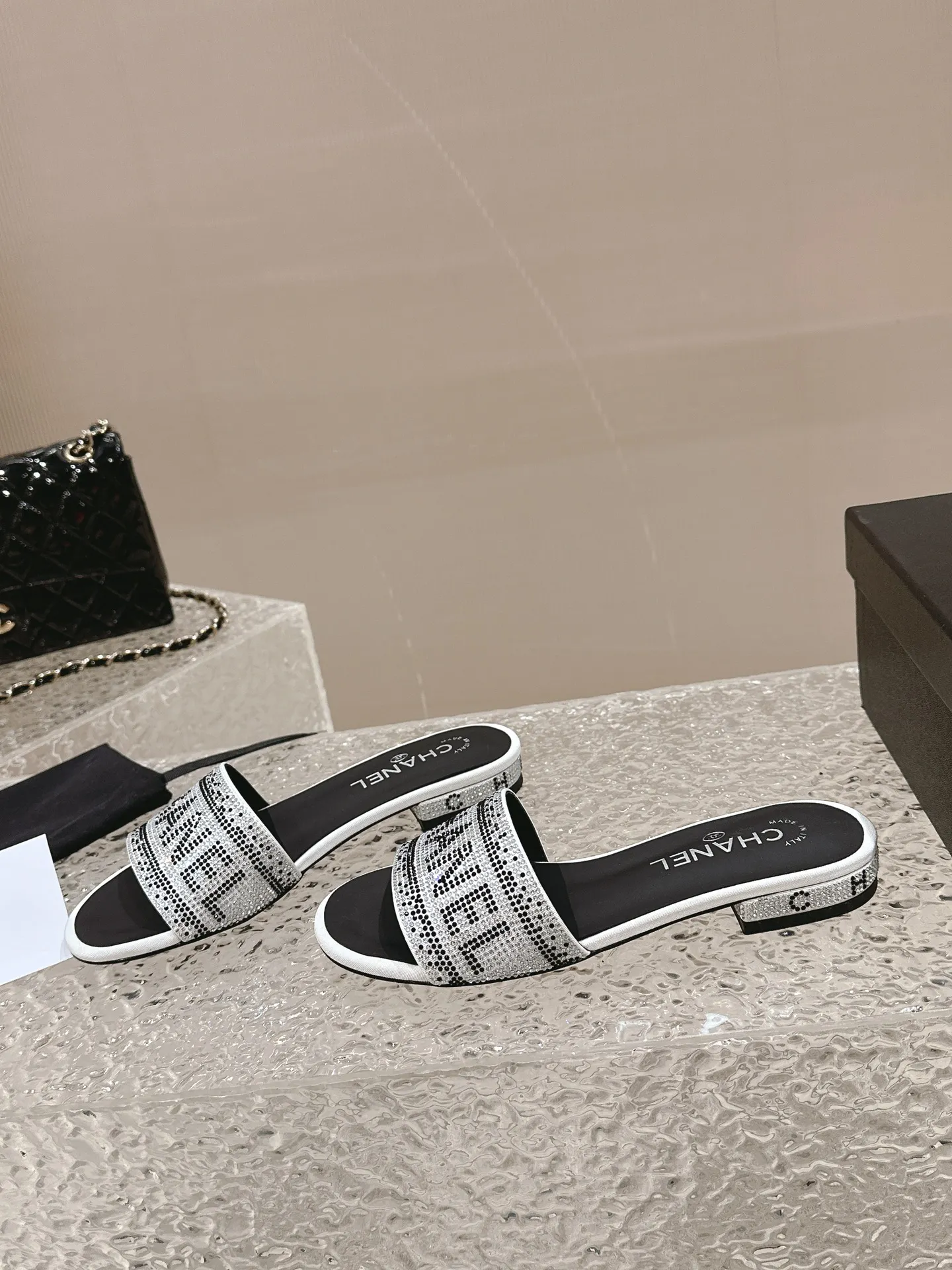 👟👟Ex-factory price 440👟👟 Xiaoxiang Chanel rhinestone slippers with large black rhinestone letters, these really blingbling slippers are full of diamonds. They are both classic and artistic, and can be styled according to your daily style. The characteristic is that the hot diamonds are particularly shiny. They are made with heavy craftsmanship and are not easy to fall off. They have the sexy temperament of celebrities and are versatile. Color: black white 35-41